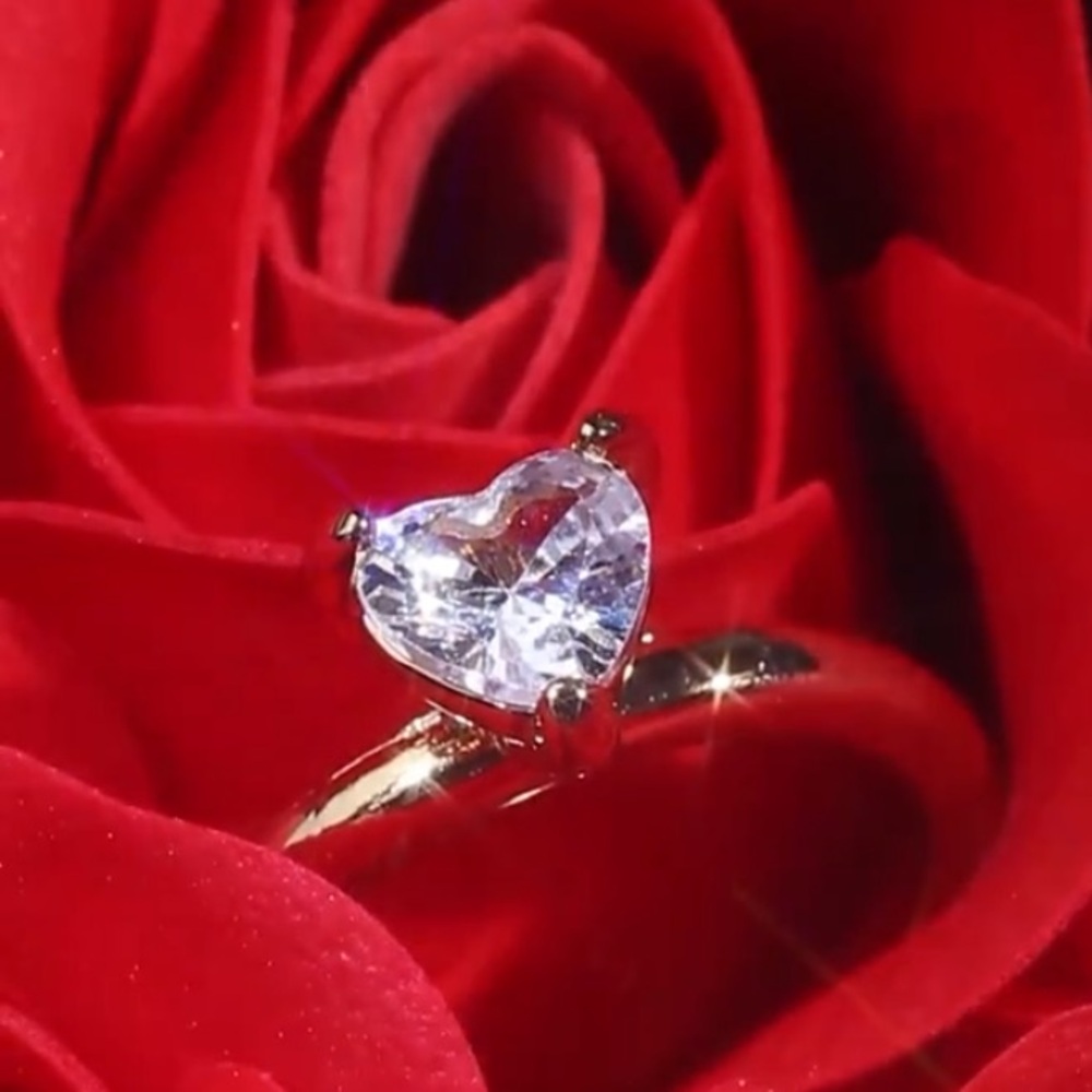Fashionable Minimalist Golden Alloy Inlaid Imitation Cubic Zirconia Heart Ring
